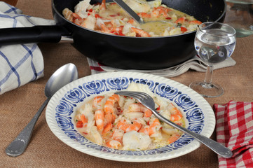 Assiette de dos de cabillaud et crevettes à la crème