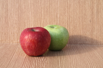 red and green apple