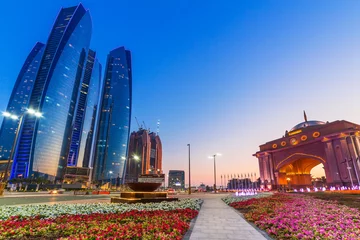 Rolgordijnen Abu Dhabi Straten van Abu Dhabi in de schemering, hoofdstad van de Verenigde Arabische Emiraten