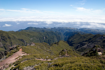Fototapeta na wymiar Blick vom Pico Ruivo ins Tal