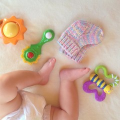 Детские ножки и игрушки