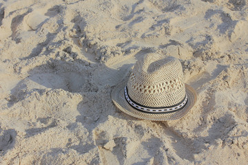 Fototapeta na wymiar Hat on the sandy beach
