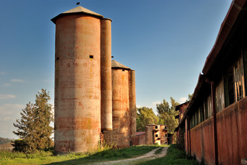 Fototapeta na wymiar Azienda agricola con silos in disuso