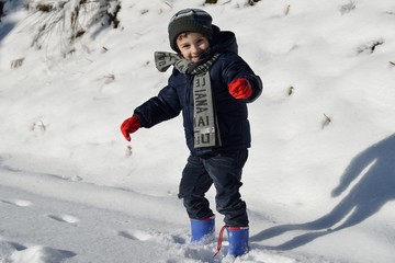 Fototapeta na wymiar Bambino sulla neve