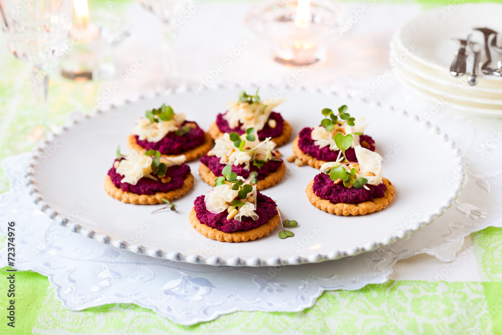 Wall mural crackers with beet pesto and cheese