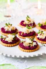 Crackers with beet pesto and cheese