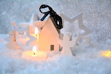 Weihnachtskarte - Dekoration zum Weihnachtsfest mit Kerze im Schnee