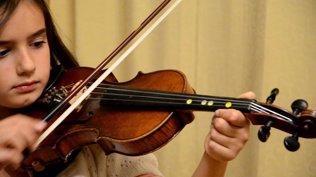 M&auml;dchen spielt auf der Geige