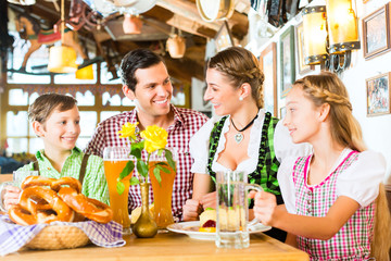Bayrische Familie im Restaurant beim Essen
