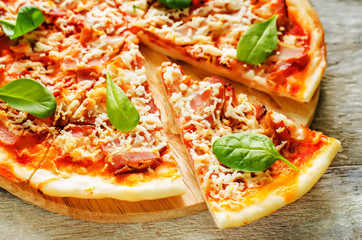 pizza with bacon, mozzarella and spinach