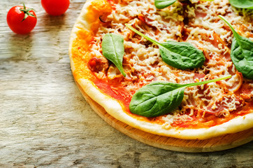 pizza with bacon, mozzarella and spinach
