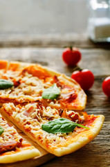 pizza with bacon, mozzarella and spinach