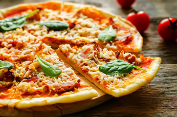 pizza with bacon, mozzarella and spinach