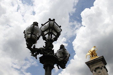 Fototapeta na wymiar Candélabre du Pont Alexandre III à Paris