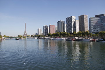 Fototapeta premium Vue sur la Seine, la Tour Eiffel et le quartier de Beaugrenelle à Paris