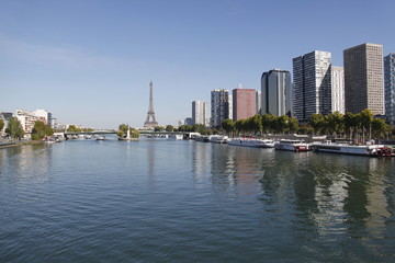 Fototapeta na wymiar Vue sur la Seine, la Tour Eiffel et le quartier de Beaugrenelle à Paris