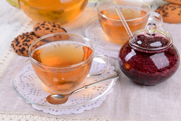 Teapot and cups of tea on table close+up