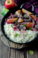 Roast beef with apples, red onions and garnished with rice