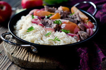 Roast beef with apples, red onions and garnished with rice