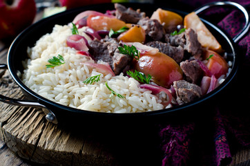 Roast beef with apples, red onions and garnished with rice