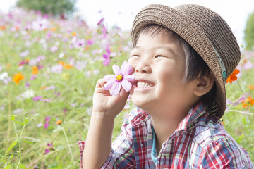 コスモス畑の子供