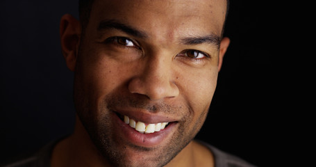 Obraz premium Smiling black man looking at camera