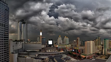 Crédence de cuisine en verre imprimé Orage Dark Storm clouds loom over the city of Bangkok