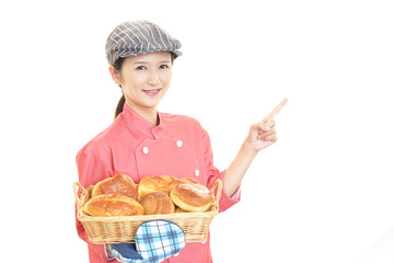 パンを持つ笑顔の女性