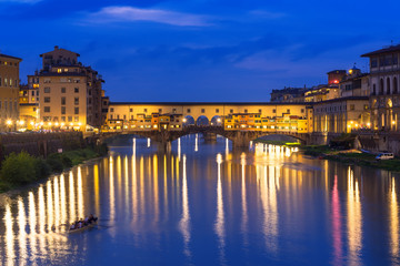 Obraz premium Night view of Ponte Vecchio over Arno River in Florence, Italy