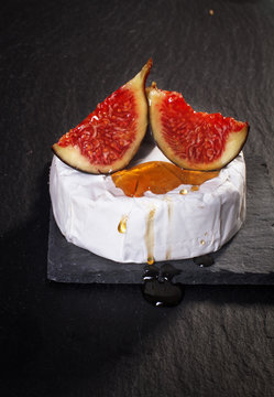 Camembert with figs and honey