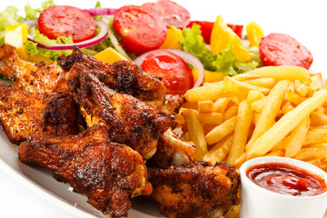 Grilled chicken nuggets, chips and vegetables