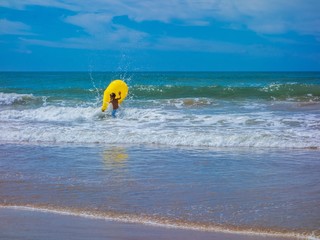 Obraz premium Gelbe Boje attackiert Jungen am Meer