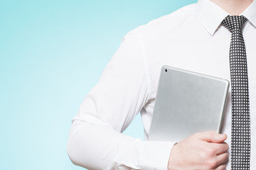 Mann mit Hemd und Krawatte mit Tablet PC
