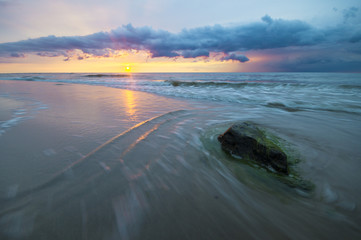 zachód słońca nad morską plażą © Mike Mareen