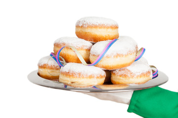 gestapelte pfannkuchen auf tablett