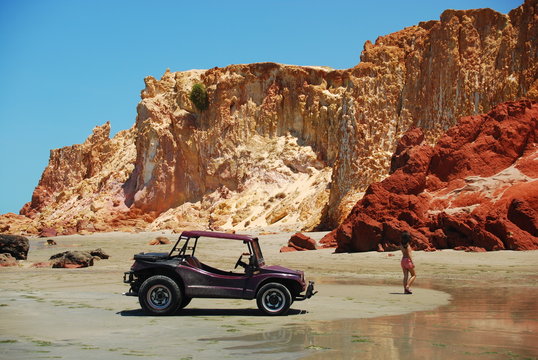 buggy au pied de la dune dans le nordest br&eacute;silien