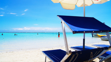 Hamacas y Sombrilla en Playa de Boca Chica. República Dominicana