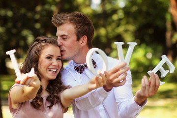 Obraz premium Lovers holding LOVE letters