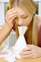 Frau mit Erkältung beim Inhalieren