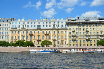 Особняки на набережной реки Невы в Санкт-Петербурге