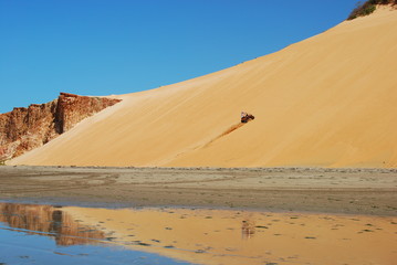 Fototapeta na wymiar Buggy sur une dune de sable au brésil