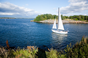 Segelboot vor Suomenlinna, Helsinki