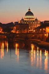 Malowniczy widok bazyliki św. Piotra nad Tybrem w Rzymie   