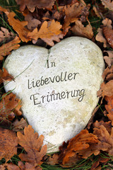 Herz in Herbstlaub, in liebevoller Erinnerung
