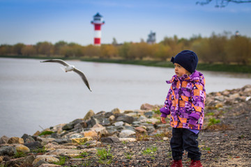 Mädchen an der Elbe