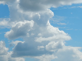 Облако на небе с фигурой