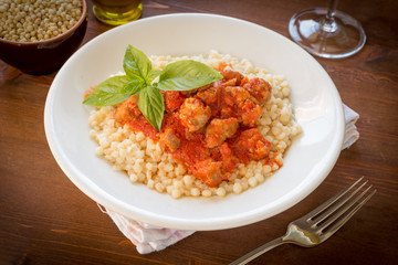 Fregola con sugo e salsiccia fresca, cucina sarda