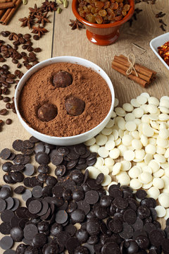 cioccolato preparazione di tartufi con cacao © denio109