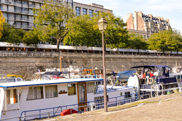 Fototapeta na wymiar boats at the Canal of Paris France during summer fall time