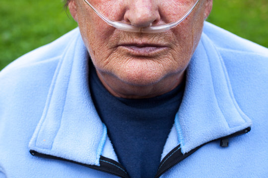 Elderlay woman with oxygen suplement (COPD)